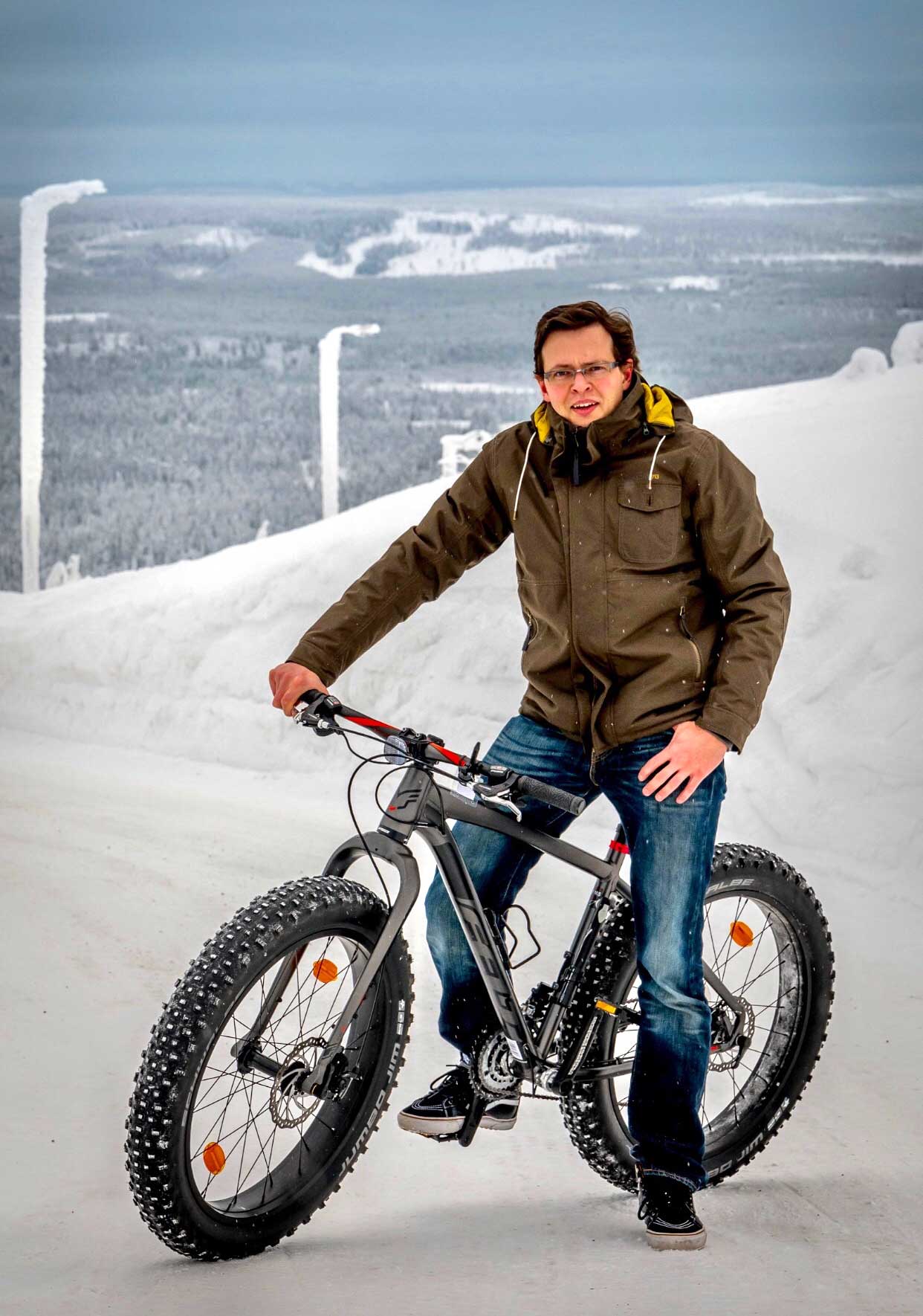 Digitarvikkeen perustajajäsen, Janne Rajala, kuvattuna Fatbiken päällä lumisen tunturin laella laskettelukeskuksessa Lapissa.